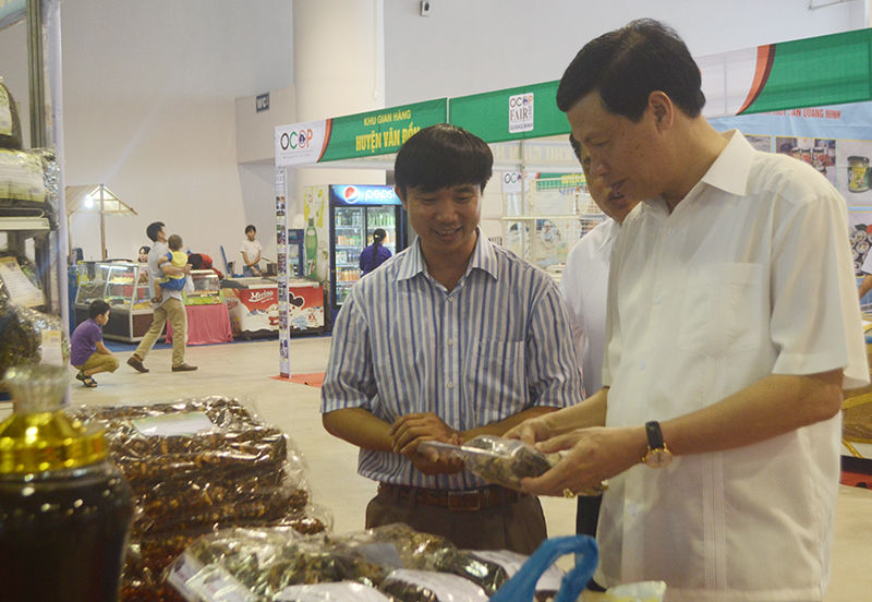 Đồng chí Nguyễn Đức Long, Chủ tịch UBND tỉnh kiểm tra công tác chuẩn bị của gian hàng OCOP TP Uông Bí