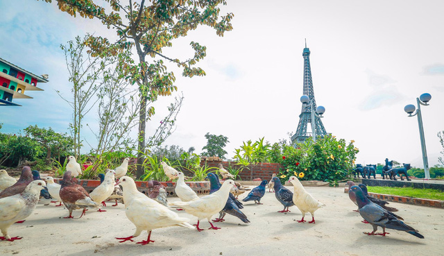Khung cảnh thơ mộng với mô hình tháp Eiffel