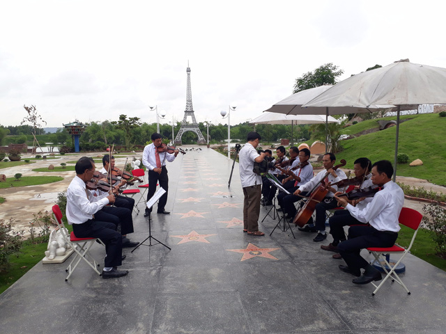 Dàn nhạc này tập hợp những nghệ sĩ sinh sống bên dòng sông Thương
