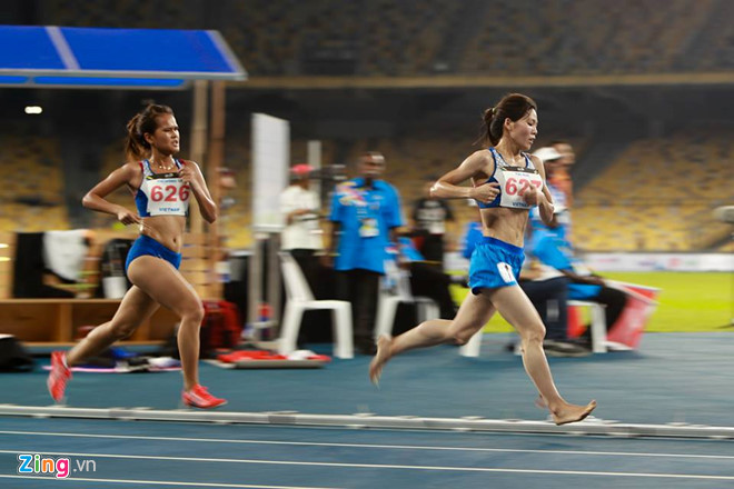Phạm Thị Huệ cùng đôi chân không giày vượt qua nhiều đối thủ trong khu vực để dành huy chương bạc nội dung 1000 m