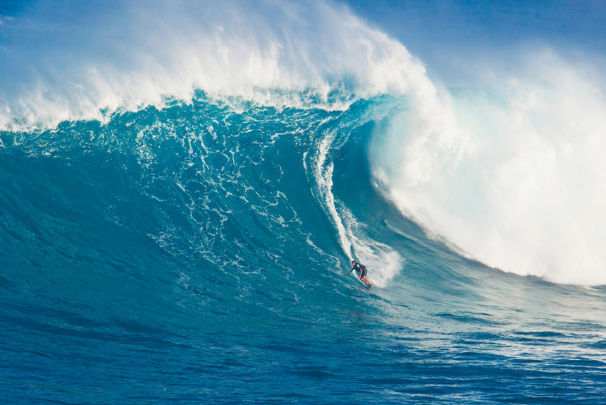 Lướt sóng lớn: Lướt sóng là hình thức lướt ván không sử dụng thiết bị hỗ trợ. Những con sóng cao đến 15 m rất dễ nhấn chìm những người tham gia. Vì vậy, nhiều người đã mất mạng khi tham gia môn thể thao này, trong đó có cả những người dày dặn kinh nghiệm. Ảnh: Heculturetrip.