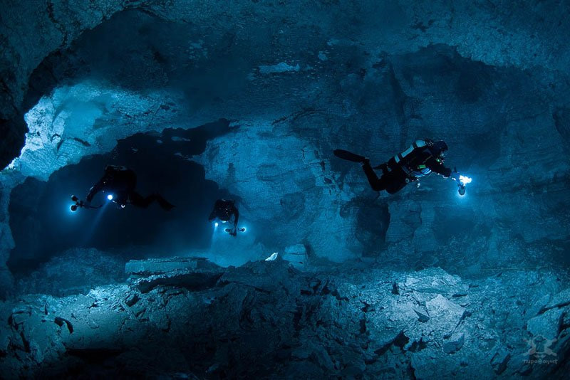 Lặn hang động: Lặn khám phá những hang động dưới đáy biển cũng là một môn thể thao mạo hiểm. Những hang động này nằm sâu dưới đáy biển, thiếu ánh sáng và có thể sụp đổ bất cứ lúc nào. Bên cạnh đó, những hang động này có dòng chảy mạnh, hạn chế tầm nhìn nên khi xảy ra sự cố rất khó để bơi lên mặt nước. Ảnh: Pirojok.