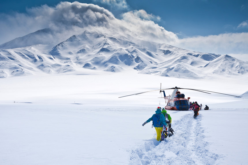 Trượt tuyết tốc độ cao heli - skiing: Trực thăng sẽ đưa những người chơi đến địa điểm trên sườn núi sau đó họ sẽ trượt xuống theo dốc. Năm 2004, 45 người tử vong vì tham gia môn thể thao này. Ảnh: Heculturetrip.