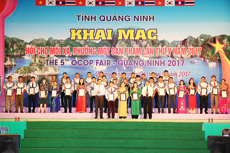 Đồng chí Nguyễn Xuân Cường, Bộ trưởng Bộ NN&PTNT và đồng chí Nguyễn Văn Đọc, Bí thư Tỉnh ủy trao tặng giấy chứng nhận xếp hạng 5 sao cho 3 sản phẩm OCOP