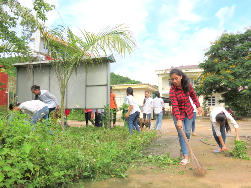 Học sinh trường TH&THCS Lương Mông tổng vệ sinh trường để chuẩn bị cho năm học mới