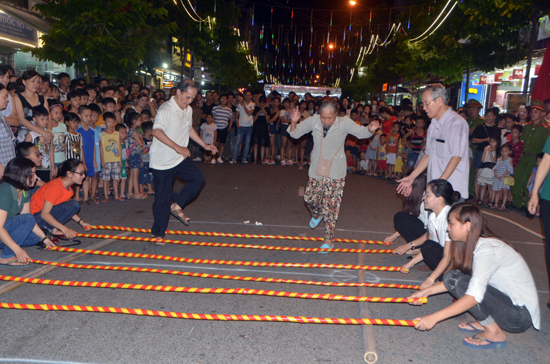 Nhiều trò chơi dân gian được tổ chức tại Phố đi bộ Trần Phú, thu hút đông đảo nhân dân, du khách tham gia.