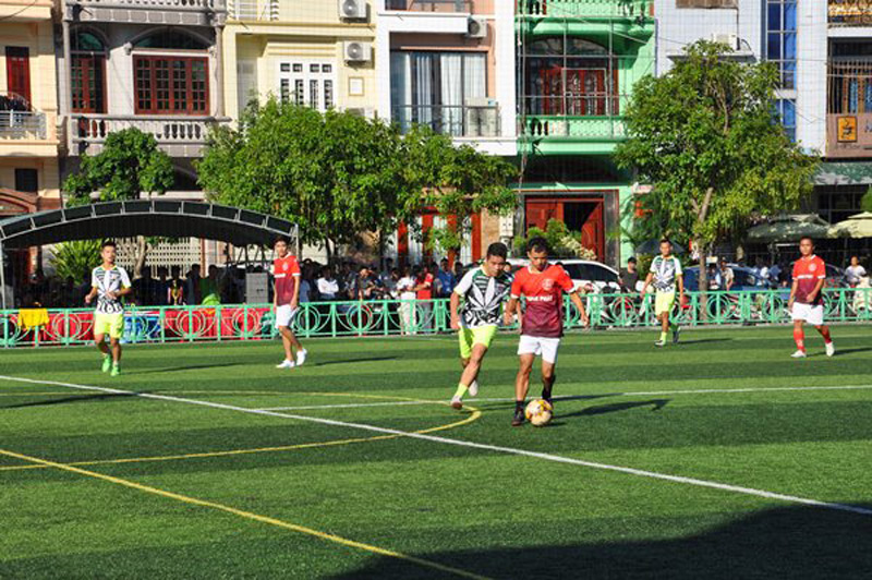 Giải thi đấu bóng đá trong khuôn khổ Đại hội TDTT thành phố Móng Cái được tổ chức, thu hút đông đảo du khách, nhân dân.