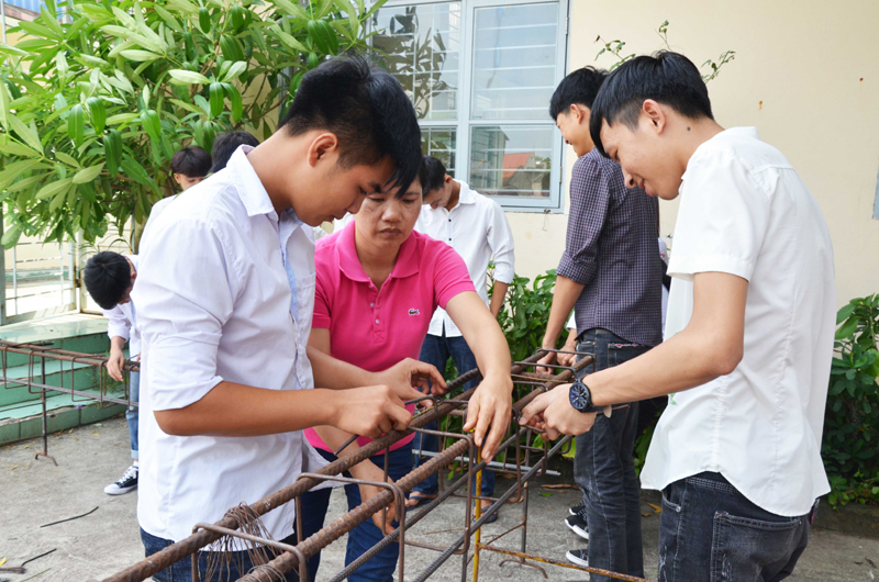 Học sinh lớp 12A, Trung tâm HN&GDTX thị xã Quảng Yên thực hành lắp, buộc cốt thép, nghề Cốt thép - Hàn