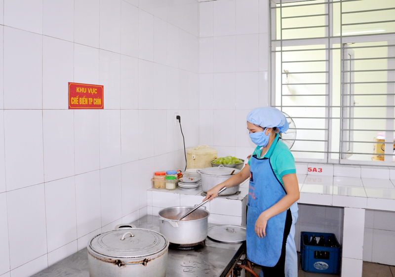 Chế biến thức ăn cho trẻ tại bếp ăn Trường Mầm non 1-6 (phường Hồng Hà, TP Hạ Long).