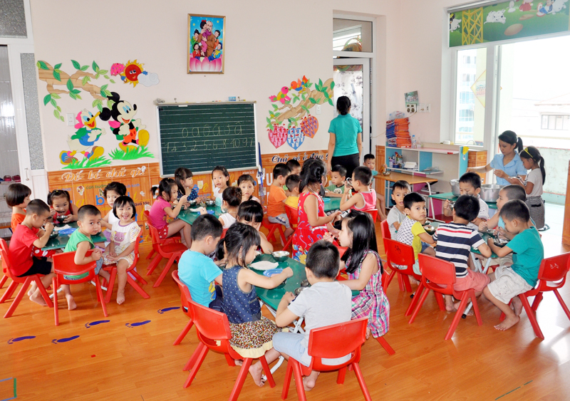 Bữa ăn bán trú của lớp 4 tuổi, Trường Mầm non Hoa Lan (phường Hồng Hải, TP Hạ Long).