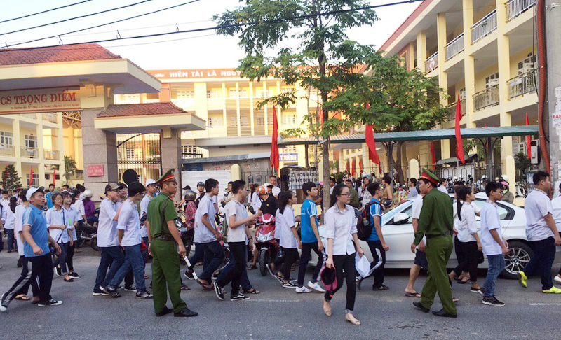 Cảnh sát trật tự cơ động Công an TP Cẩm Phả, đảm bảo TTATGT tại cổng trường THCS trọng điểm thành phố.