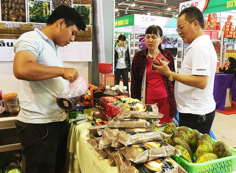 Bên cạnh các gian hàng OCOP Quảng Ninh, hội chợ lần này còn có sự tham gia của gần 100 gian hàng tới từ 38 tỉnh thành phố trong cả nước (Trong ảnh: Gian hàng giới thiệu sản phẩm nông sản của tỉnh Lâm Đồng)