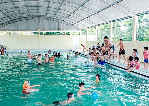 Bể bơi của Trường TH-THCS-THPT Nguyễn Bỉnh Khiêm (TP Hạ Long) thu hút nhiều học sinh đến bơi. Ảnh minh họa