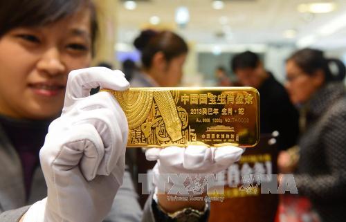 Vàng được bán tại một cửa hàng ở Bắc Kinh, Trung Quốc. Ảnh: AFP/TTXVN
