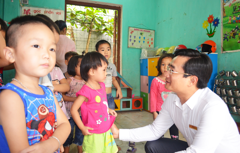 Đồng chí Nguyễn Anh Tú, Chủ tịch UBND TP Uông Bí thăm hỏi học sinh, khảo sát các trường hớp học trên địa bàn trước khi vào năm học mới