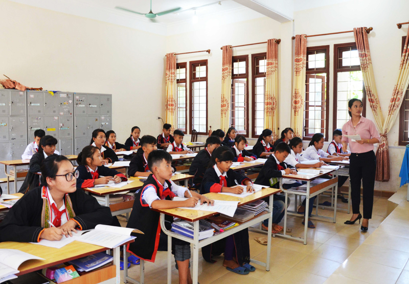 Một giờ học của học sinh Trường Phổ thông dân tộc nội trú huyện Hoành Bồ.