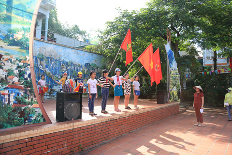 Thầy trò trường Tiểu học thị trấn Tiên Yên tập nghi thức chuẩn bị cho buổi lễ khai giảng 