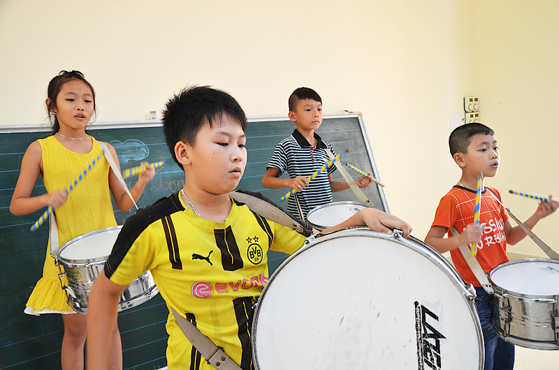 Học sinh trường tiểu học Quảng La (xã Quảng La, huyện Hoành Bồ) tập nghi thức đội chuẩn bị sẵn sàng cho lễ khai giảng năm học 2017-2018.