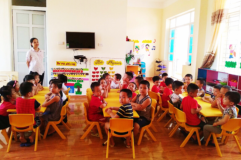 Tiết làm quen với trường lớp của trẻ lớp 5A1, Trường Mầm non Hà Khẩu (TP Hạ Long).