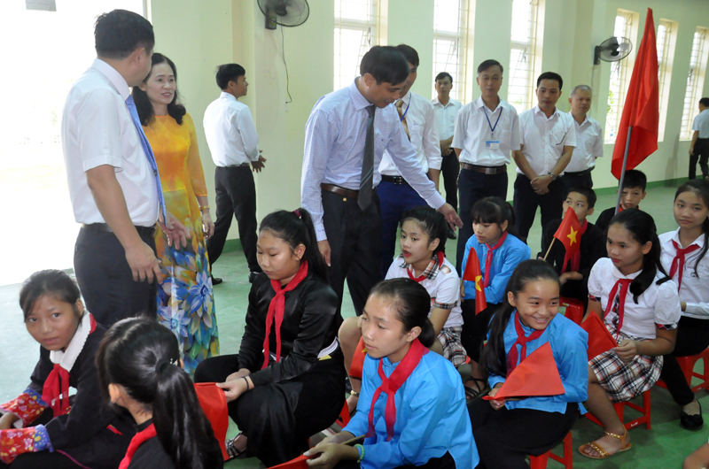 Đồng chí Vũ Văn Diện, Phó Chủ tịch tỉnh chúc mừng, động viên các em học sinh khối 6 được tuyển sinh vào trường năm học 2017-2018
