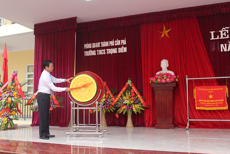 Đồng chí Đặng Huy Hậu, Phó Chủ tịch Thường trực UBND tỉnh gióng trống khai giảng năm học mới 2017-2018 tại Trường THCS Trọng Điểm, TP Cẩm Phả