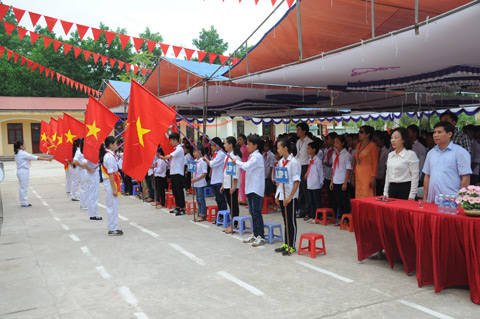 Đồng chí Vũ Thị Thu Thủy, Phó Chủ tịch UBND tỉnh dự lễ khai mạc tại trường TH&THCS Yên Than 
