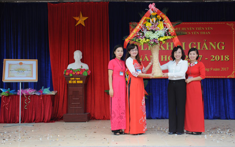 Đồng chí Vũ Thị Thu Thủy, Phó Chủ tịch UBND tỉnh đánh trồng khai giảng năm học mới và tặng hoa nhà trường