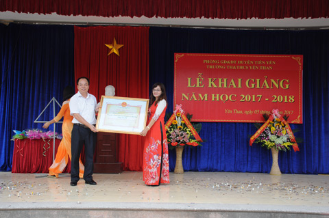 Đồng chí Nguyễn Văn Tuế, Phó Giám đốc Sở GD-ĐT trao bảng công nhậnlại  trường đạt chuẩn quốc gia giai đoạn 2017-2022.
