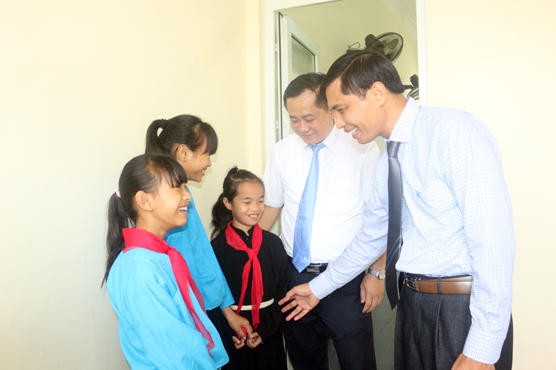 Đồng chí Vũ Văn Diện, Phó Chủ tịch tỉnh thăm khu nội trú của nhà trường