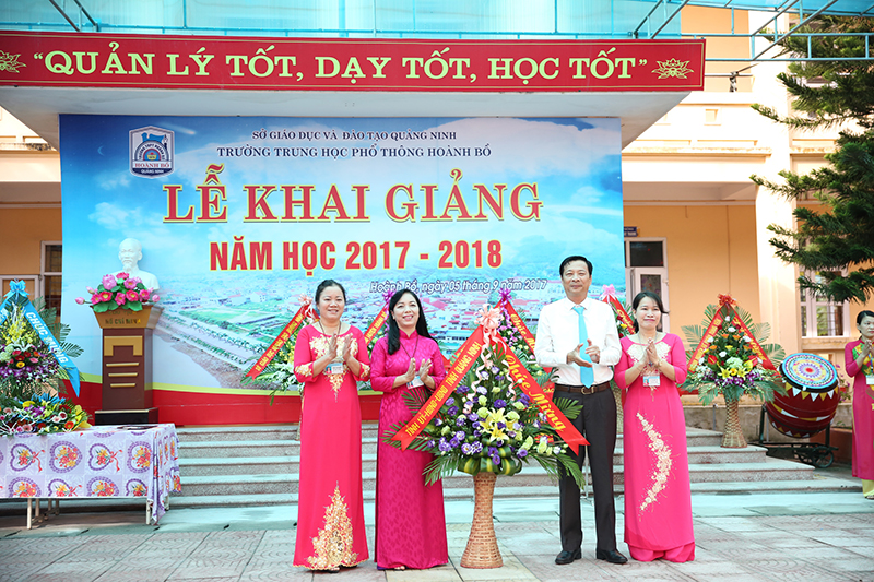 Bí thư Tỉnh ủy Nguyễn Văn Đọc tặng hoa chúc mừng nhà trường nhân dịp năm học mới.