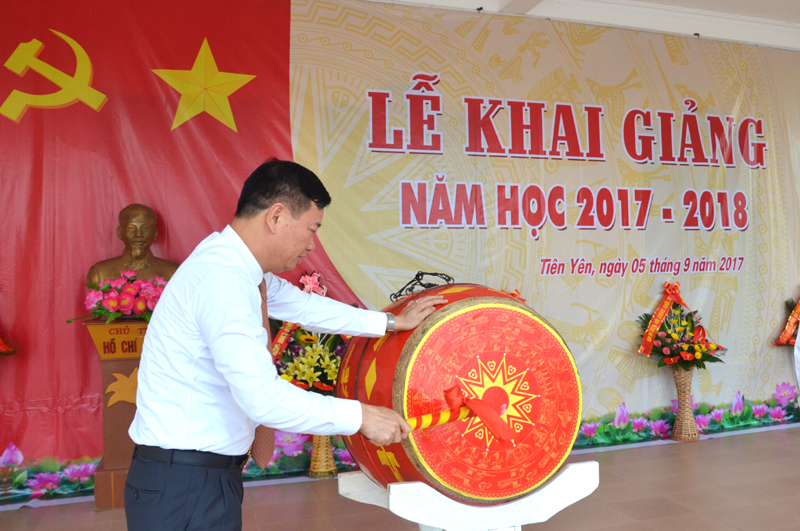 Đồng chí Nguyễn Văn Hưởng, Trưởng ban Dân Vận Tỉnh ủy đánh trống khai giảng năm học mới 2017-2018 tại trường THPT Nguyễn Trãi