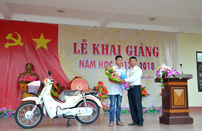 Thầy Phạm Bá Nhâm, Hiệu trưởng trường THPT Nguyễn Trãi tặng xe máy điện cho học sinh có hoàn cảnh khó khăn nhân dịp năm học mới