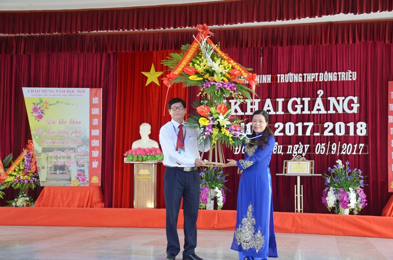 Đồng chí Đỗ Thị Lan tặng hoa chúc mừng lễ khai giảng tại Trường THPT Đông Triều