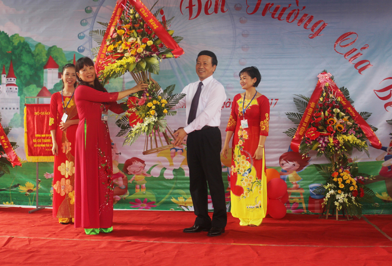 Đồng chí Nguyễn Văn Thành, Phó Chủ tịch UBND tỉnh tăng hoa nhà trường