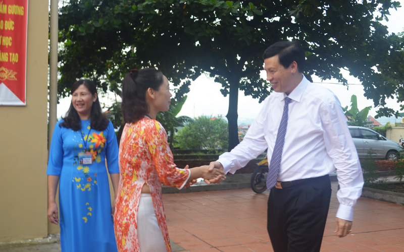Chủ tịch UBND tỉnh Nguyễn Đức Long chung vui thấy và trò Trường THCS Nguyễn Trãi