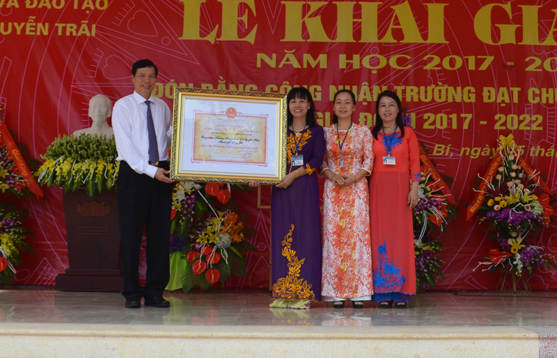 Đồng chí Nguyễn Đức Long trao tặng bằng công nhận Trường chuẩn Quốc gia giai đoạn 2017 – 2020 cho tập thể cán bộ giáo viên Trường THCS Nguyễn Trãi