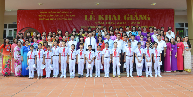 Chủ tịch UBND tỉnh Nguyễn Đức Long chụp ảanhrluwu niệm với thấy và trog Trường THCS Nguyễn Trãi
