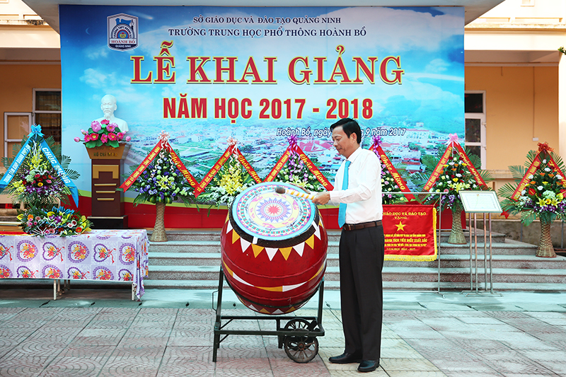 Bí thư Tỉnh ủy Nguyễn Văn Đọc dự lễ khai giảng năm học mới tại Hoành Bồ