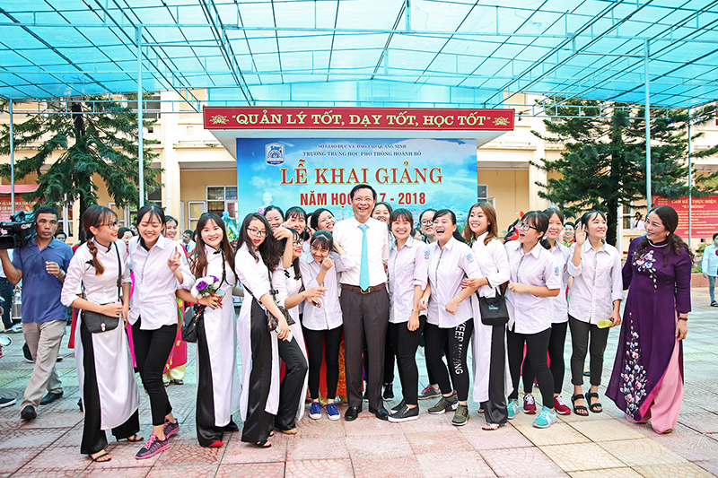 Đồng chí Bí thư Tỉnh ủy chụp ảnh cùng với các em học sinh Trường THPT Hoành Bồ trong ngày khai giảng năm học mới.