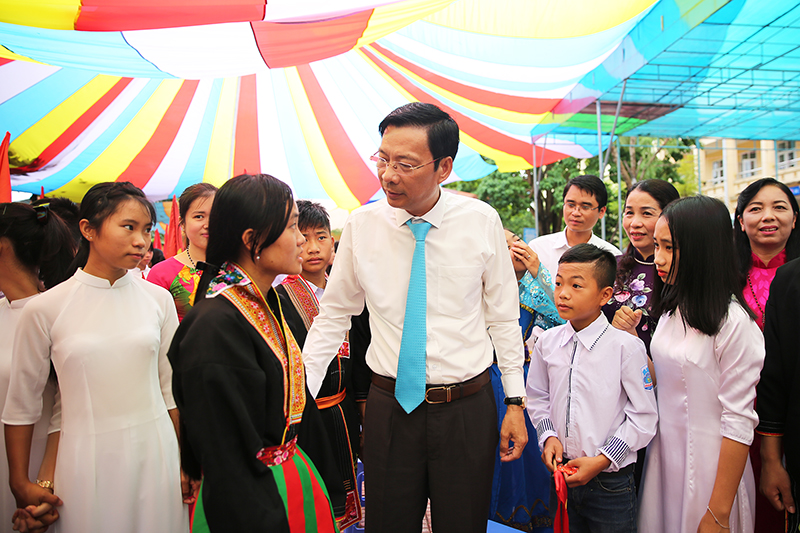 Đồng chí Bí thư Tỉnh ủy trò chuyện với học sinh lớp 10 Trường THPT Hoành Bồ.