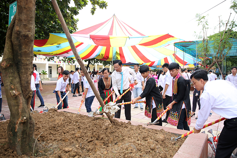 Bí thư Tỉnh ủy Nguyễn Văn Đọc cùng học sinh Trường THPT Hoành Bồ trồng cây trước năm học mới.