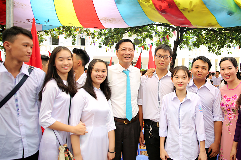 Đồng chí Bí thư Tỉnh ủy vui cùng học sinh trường THPT Hoành Bồ trong ngày khai giảng năm học mới.