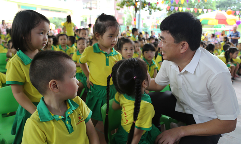Đồng chí Ngô Hoàng Ngân, thăm hỏi động viên các cháu học sinh.