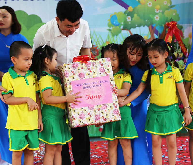 Đồng chí Ngô Hoàng Ngân, tặng hoa và quà cho cô trò nhà trường