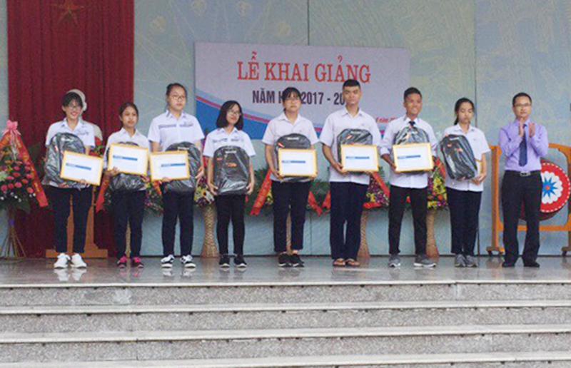 Lãnh đạo Sacombank Quảng Ninh trao tặng học bổng cho các học sinh trường THPT Uông Bí