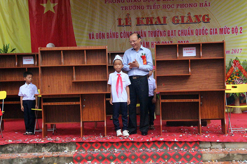 Lãnh đạo TX Quảng Yên tặng góc học tập cho học sinh nghèo vượt khó tại Trường Tiểu học Phong Hải.
