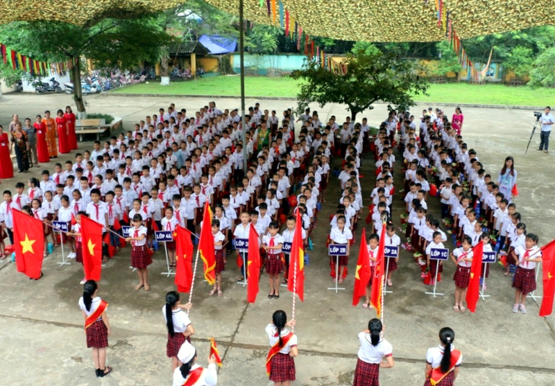 Nghi thức chào cờ trang nghiêm trong Lễ khai giảng của thầy cô và học sinh Trường Tiểu học Thị trấn Ba Chẽ (huyện Ba Chẽ) 