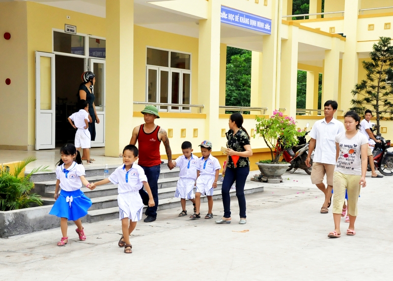 Các em học sinh của Trường Tiểu học Đoàn Kết (xã Đoàn Kết, huyện Vân Đồn) vừa bỡ ngỡ, vừa hân hoan trong ngôi trường mới được xây dựng khang trang, to đẹp.
