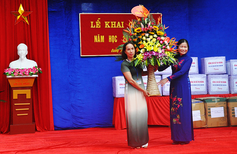 Đồng chí Đỗ Thị Hoàng tăng hoa, quà cho thầy trò nhà trường.