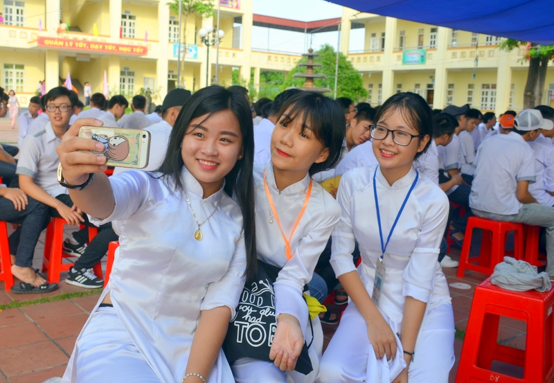 Các nữ sinh lớp 12 -  năm cuối cùng của đời học sinh tranh thủ chụp những bức hình kỷ niệm với bạn bè trong tà áo dài trắng tinh khôi.